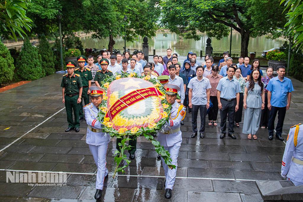 Thành phố Ninh Bình dâng hương nhân kỷ niệm 79 năm Cách mạng Tháng Tám và Quốc khánh 2/9
