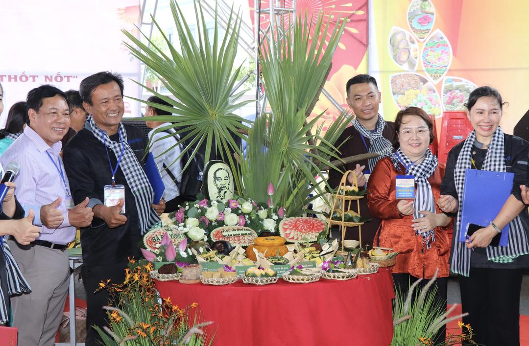 Xác lập kỷ lục 100 món bánh dân gian chế biến từ thốt nốt