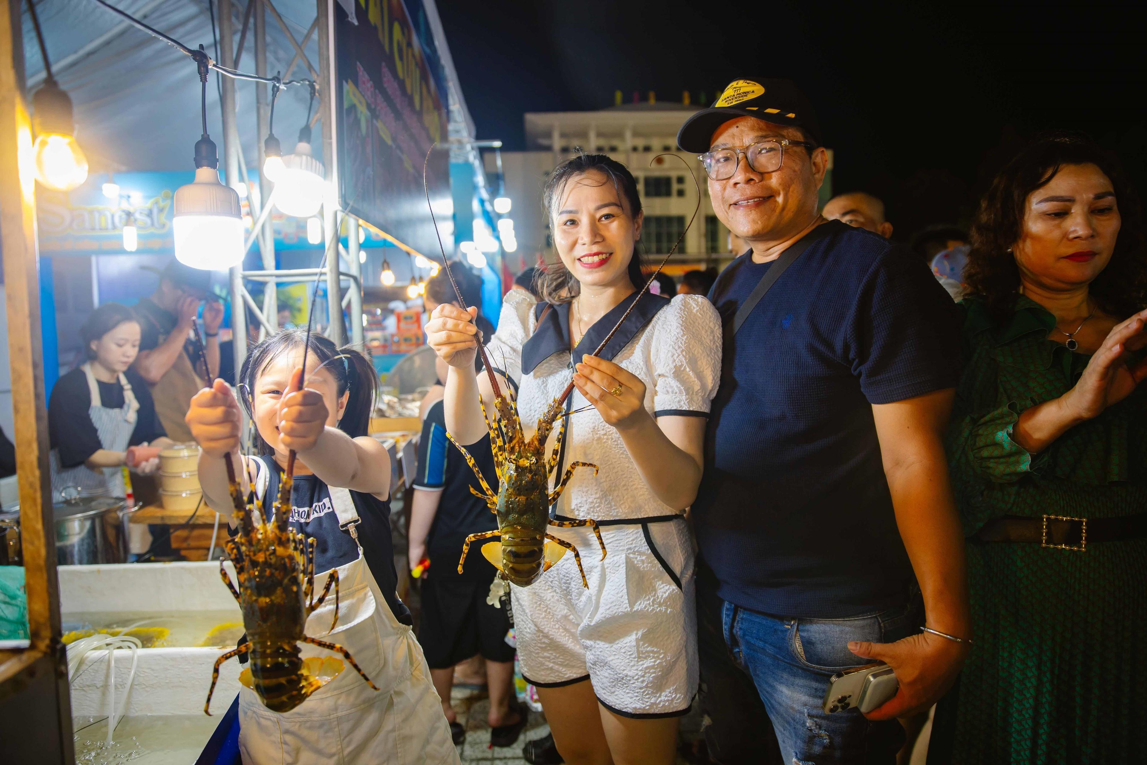 Lễ hội tôm hùm Cam Ranh 2024: Thu hút 6.000 du khách mỗi ngày