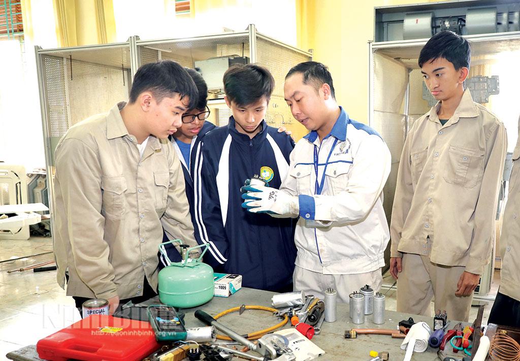 Thực hiện Chỉ thị số 37 của Ban Bí thư: Tạo nguồn nhân lực chất lượng cao