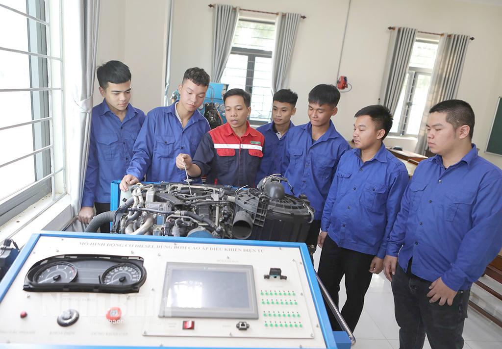 Xây dựng đội ngũ nhà giáo "Giỏi lý thuyết-thạo kỹ năng"