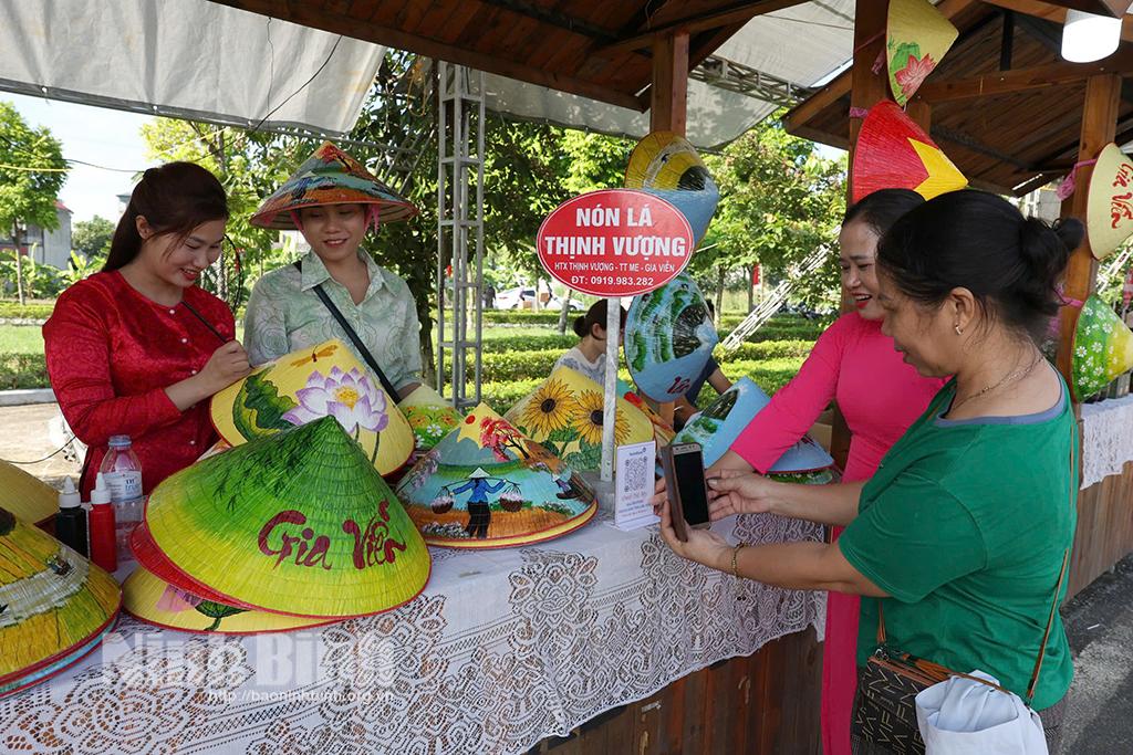 Độc đáo "Phiên chợ không tiền mặt" ở Gia Viễn