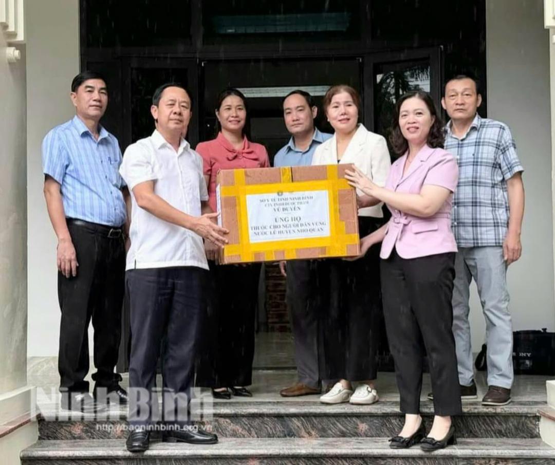 Công ty Dược phẩm Vũ Duyên ủng hộ thuốc chữa bệnh cho người dân ảnh hưởng bởi mưa lũ huyện Nho Quan