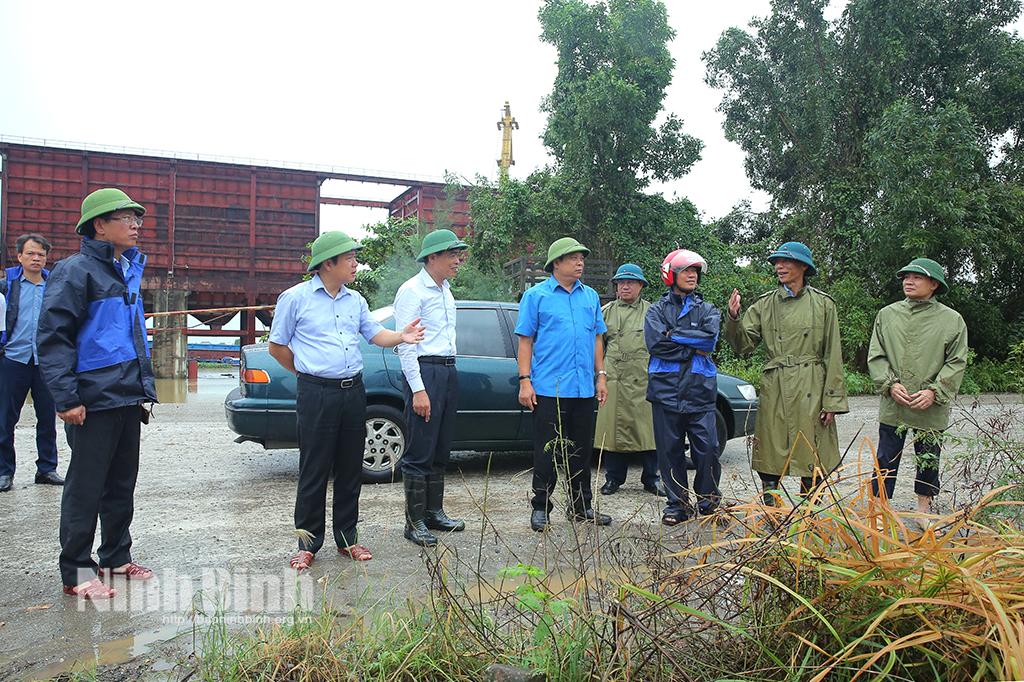 Đồng chí Chủ tịch UBND tỉnh kiểm tra công tác ứng phó với mưa lũ sau cơn bão số 3