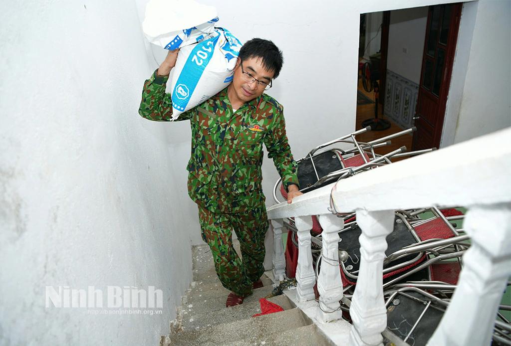 Gia Viễn khẩn trương di dời người dân vùng phân lũ, chậm lũ đến nơi an toàn