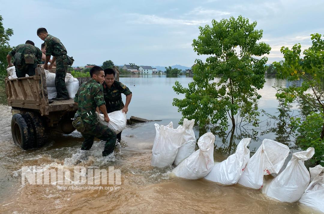 Lực lượng vũ trang tỉnh tích cực tham gia ứng phó với mưa lũ