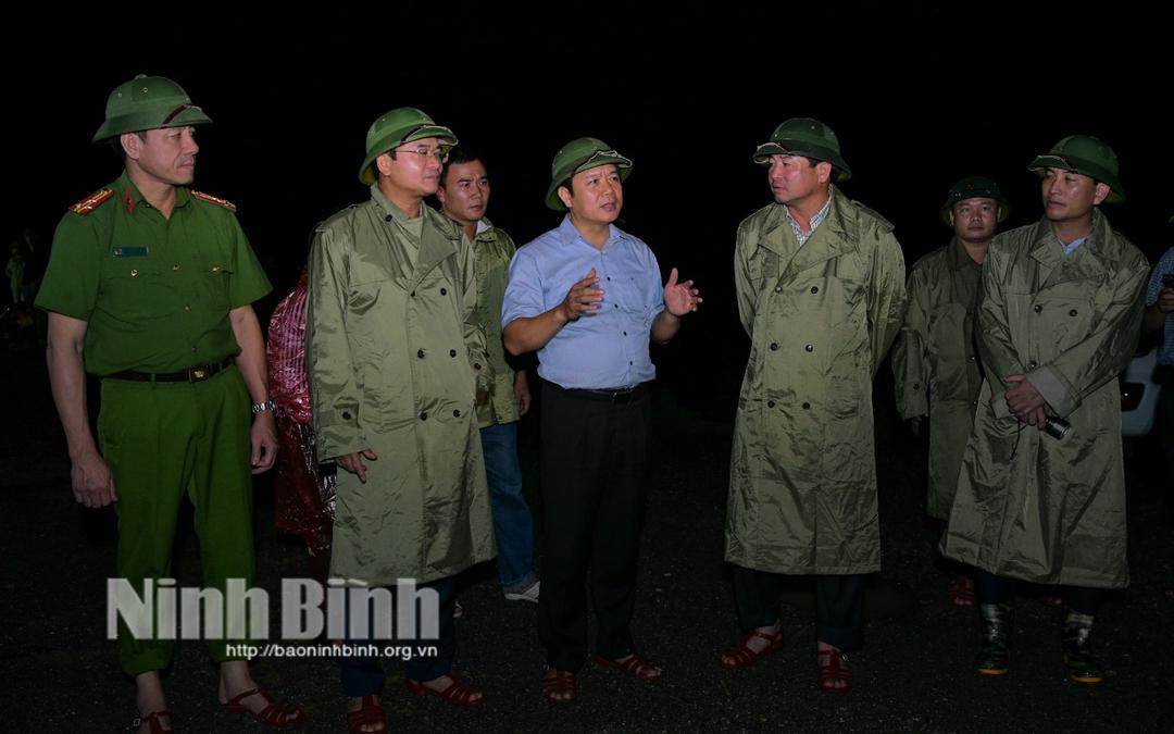 Đồng chí Chủ tịch UBND tỉnh Phạm Quang Ngọc kiểm tra các tuyến đê Hoàng Long trong đêm 12/9