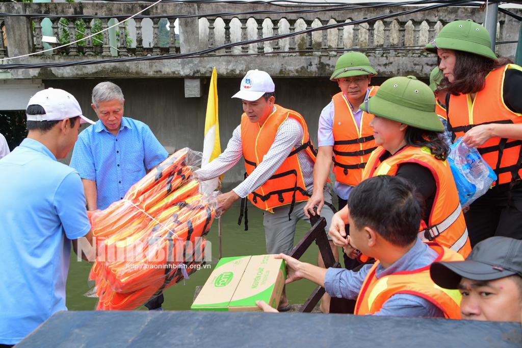 Thăm, tặng quà hỗ trợ người dân bị thiệt hại do mưa lũ tại thôn Cao Thắng, xã Đức Long