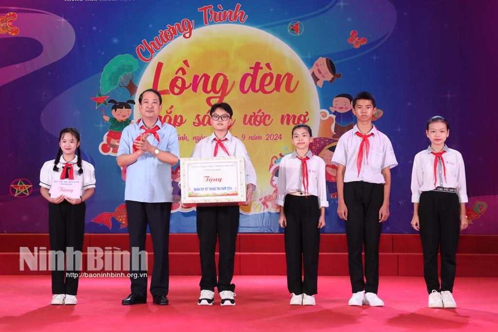 Các đồng chí lãnh đạo tỉnh tặng quà, vui Tết Trung thu với các cháu thiếu nhi