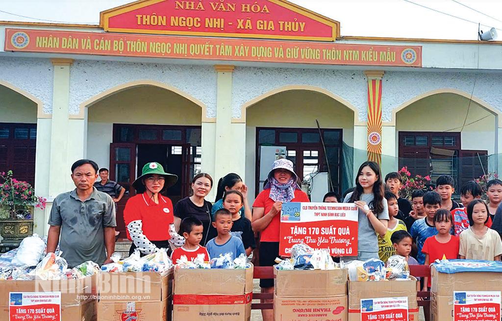 Một mùa trăng của san sẻ, yêu thương