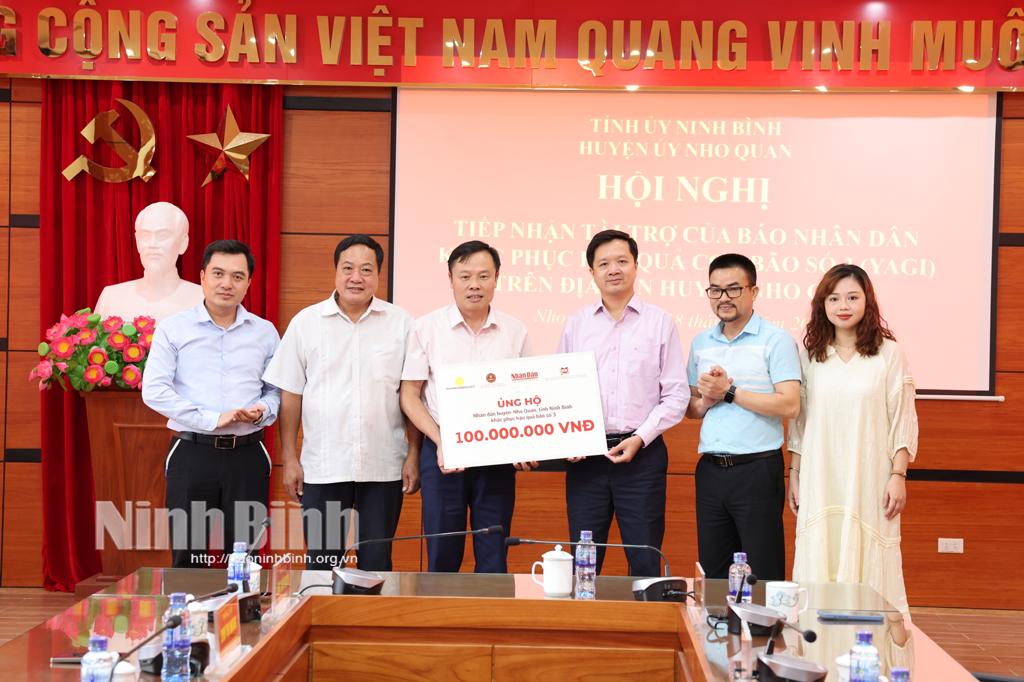 Báo Nhân Dân và các doanh nghiệp trao tiền hỗ trợ tại huyện Nho Quan