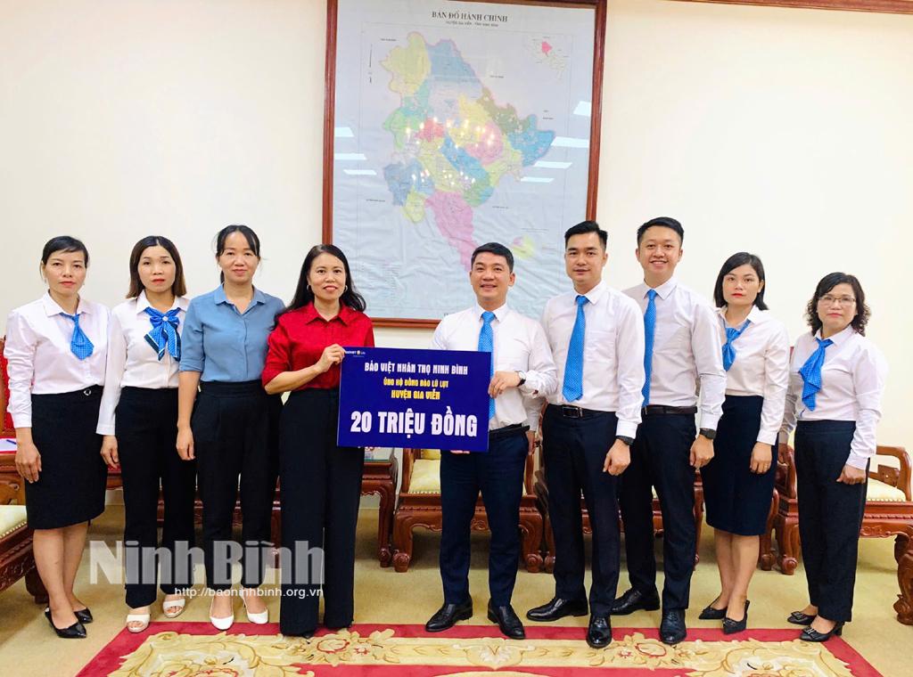 Bảo Việt Nhân thọ Ninh Bình quyên góp ủng hộ đồng bào vùng lũ 75 triệu đồng