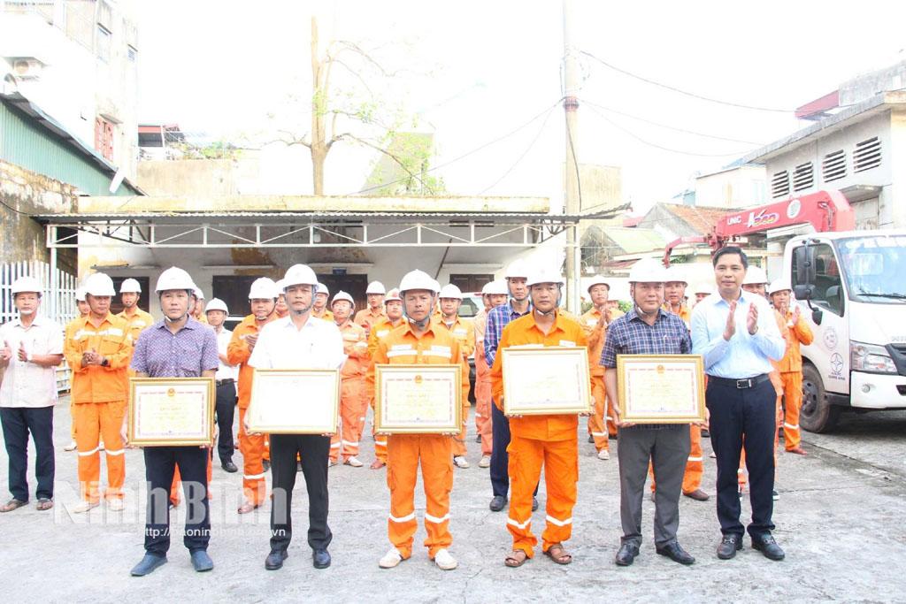 Công ty Điện lực Ninh Bình chung tay khắc phục sự cố lưới điện tại Quảng Ninh sau bão số 3