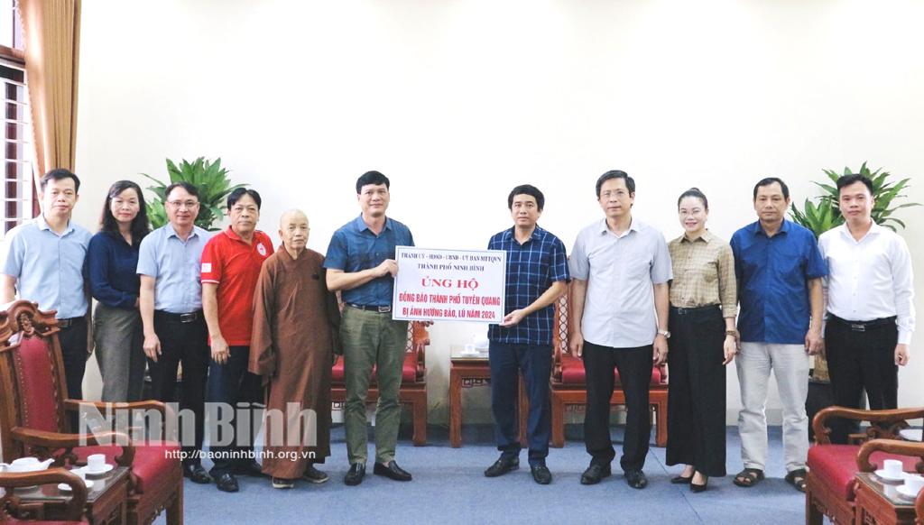 Đoàn công tác thành phố Ninh Bình thăm, hỗ trợ người dân thành phố Tuyên Quang bị thiệt hại do bão số 3