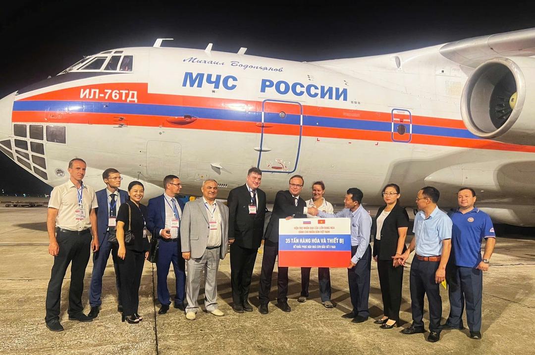 Chuyên cơ chở hơn 35 tấn hàng hóa viện trợ nhân đạo của Nga cho Việt Nam khắc phục hậu quả bão số 3 đến Hà Nội