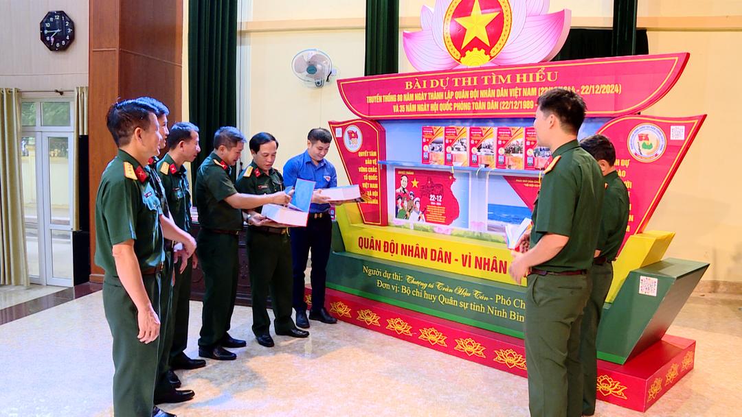 Trưng bày bài dự thi tìm hiểu truyền thống 80 năm Ngày thành lập Quân đội nhân dân Việt Nam