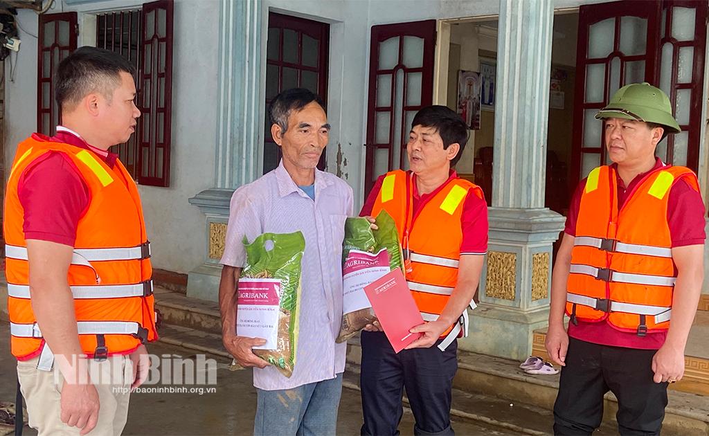 Agiribank chi nhánh huyện Gia Viễn: Tập trung hỗ trợ vốn cho nông dân bị ảnh hưởng do bão số 3