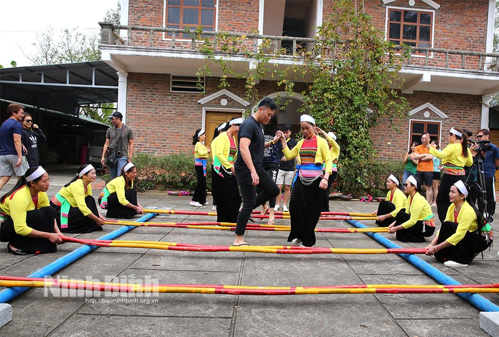 Xây dựng văn hóa con người Ninh Bình văn minh, hiện đại