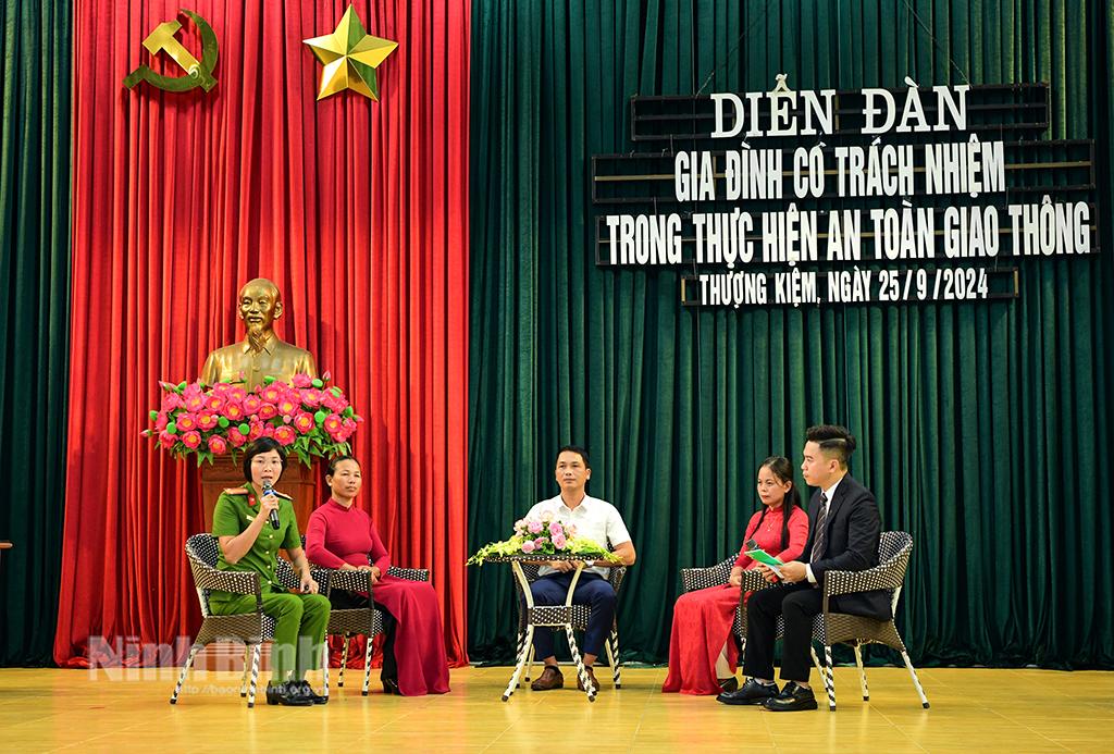 Diễn đàn "Gia đình có trách nhiệm trong thực hiện an toàn giao thông"