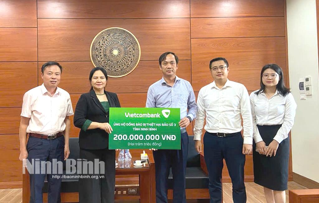 Vietcombank ủng hộ đồng bào vùng lũ Nho Quan 200 triệu đồng
