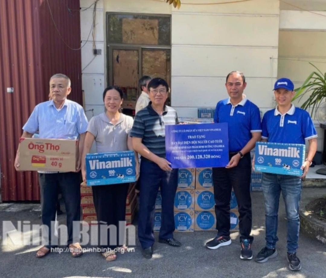 Vinamilk tặng quà trị giá 200 triệu đồng cho Ban đại diện Hội Người cao tuổi tỉnh