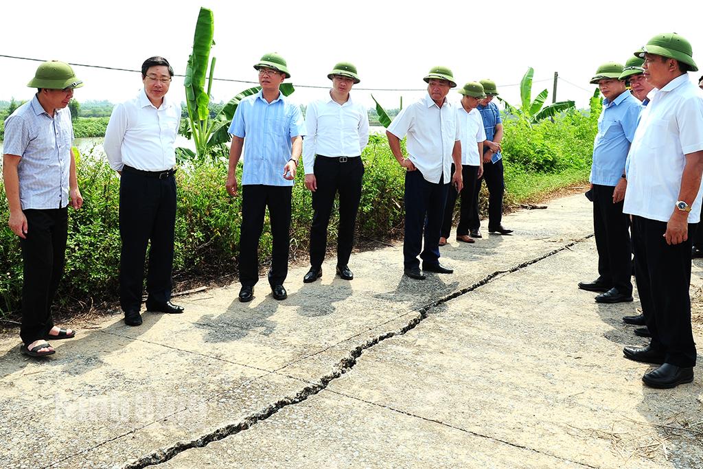 Đồng chí Phó Chủ tịch UBND tỉnh Trần Song Tùng kiểm tra công tác ứng phó với bão số 3 tại huyện Kim Sơn