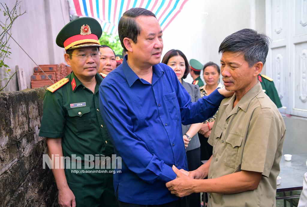 Các đoàn đại biểu của tỉnh thăm, động viên gia đình chiến sĩ hy sinh khi làm nhiệm vụ phòng, chống bão số 3