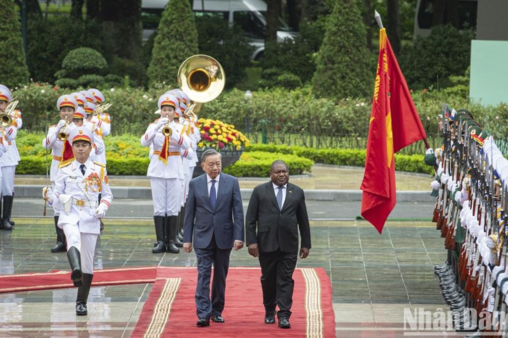 Top leader hosts welcome ceremony for Mozambican President