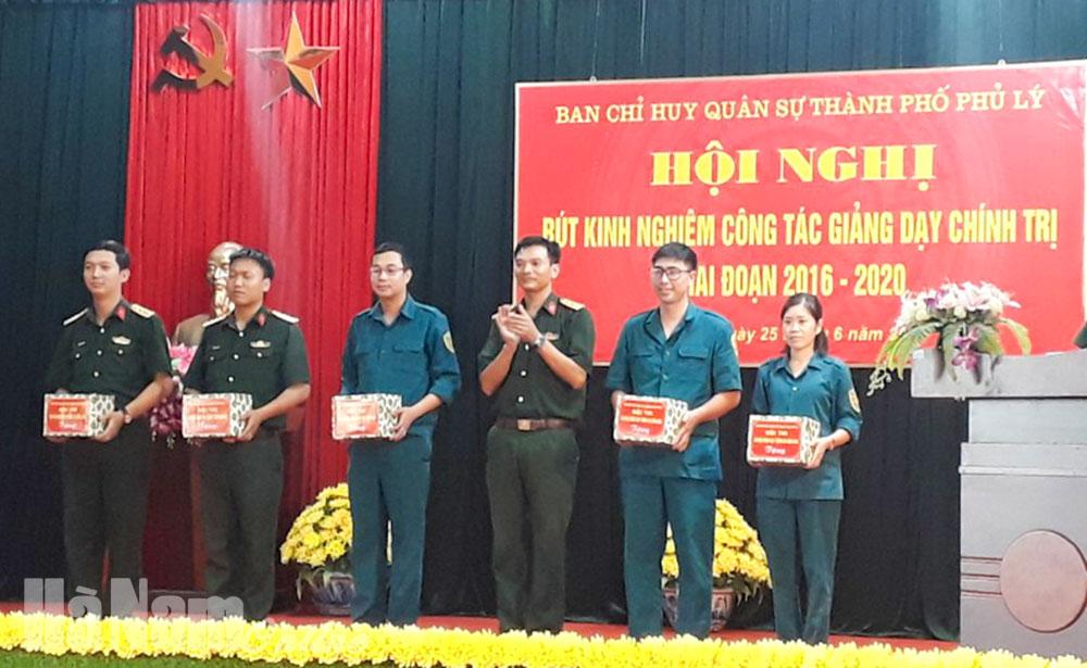 Ban CHQS thành phố Phủ Lý tổ chức hội thi giảng dạy chính trị