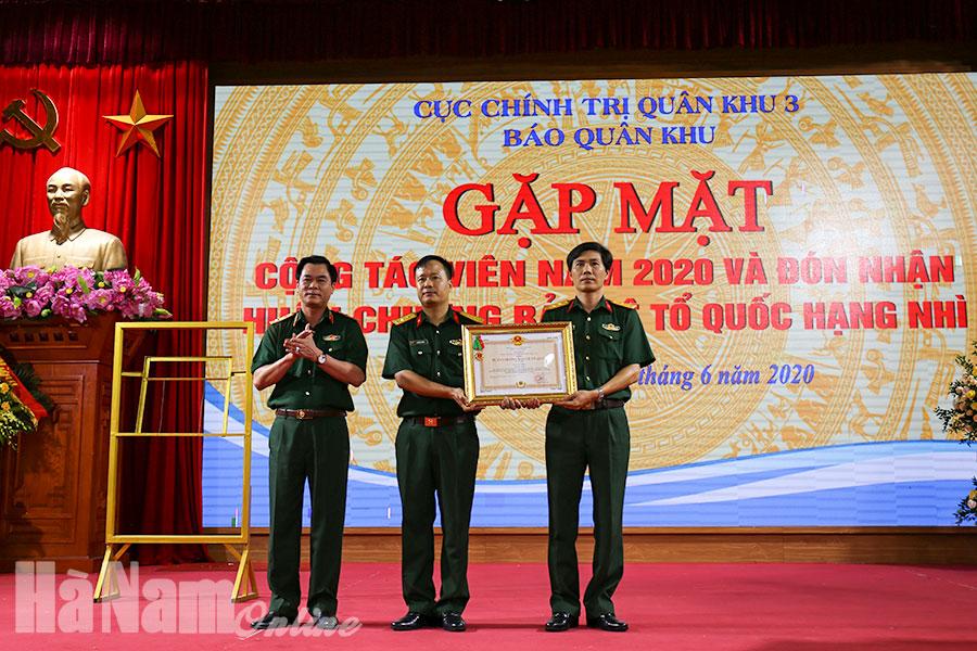 Báo Quân khu 3 tổ chức gặp mặt cộng tác viên và đón nhận Huân chương Bảo vệ Tổ quốc hạng Nhì