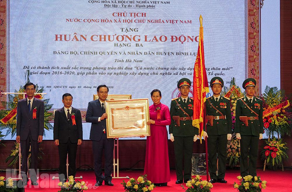 Bình Lục đón Bằng công nhận huyện đạt chuẩn nông thôn mới và Huân chương Lao động hạng Ba