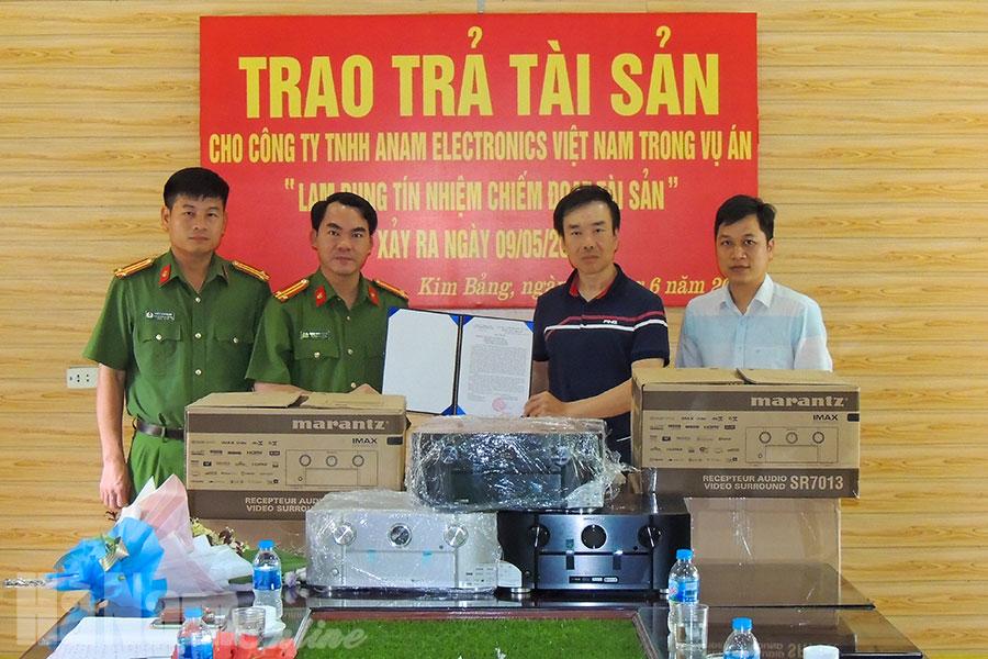 Công an huyện Kim Bảng trao trả tài sản cho doanh nghiệp nước ngoài bị mất
