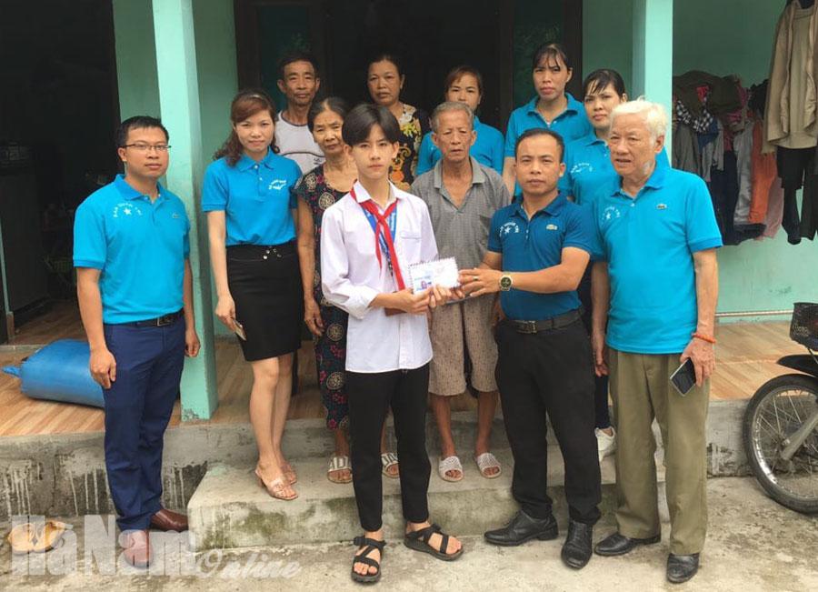 Hội đồng hương Hà Nam quê hương tôi tặng xe đạp cho học sinh nghèo vượt khó