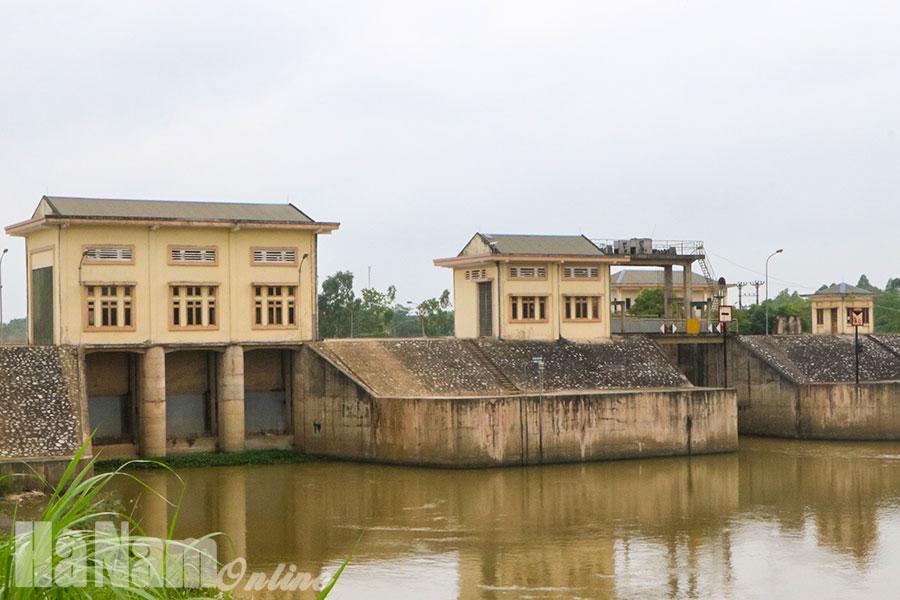 Khẩn trương xử lý các hạng mục công trình đầu mối cống và âu thuyền Tắc Giang
