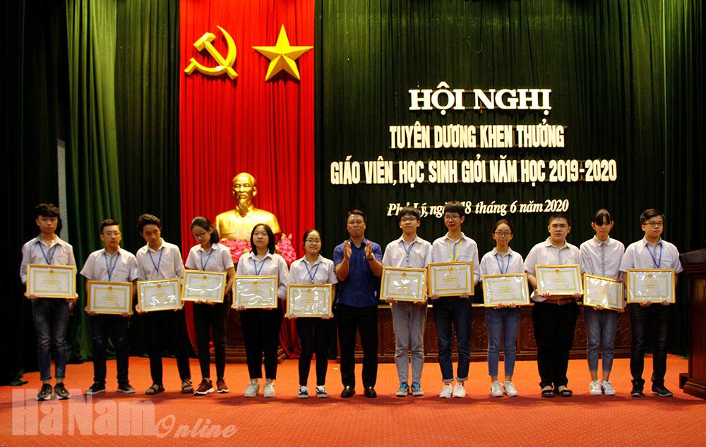 Thành phố Phủ Lý tuyên dương, khen thưởng giáo viên, học sinh giỏi năm học 2019-2020