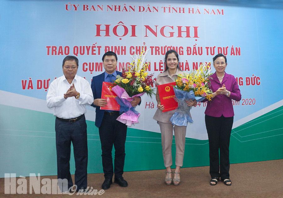 Trao Quyết định chủ trương đầu tư Dự án Cụm cảng Yên Lệnh Hà Nam và Dự án đầu tư xây dựng Nhà máy sản xuất, lắp ráp ô tô Hồng Đức