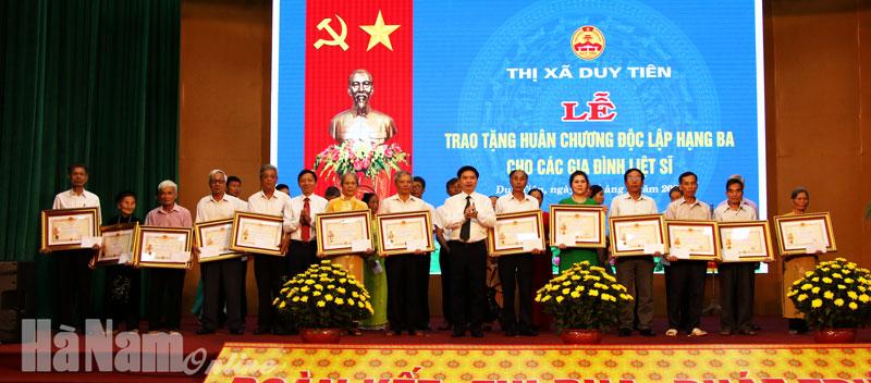 26 gia đình Liệt sỹ tiêu biểu thị xã Duy Tiên được nhận Huân chương Độc lập hạng Ba