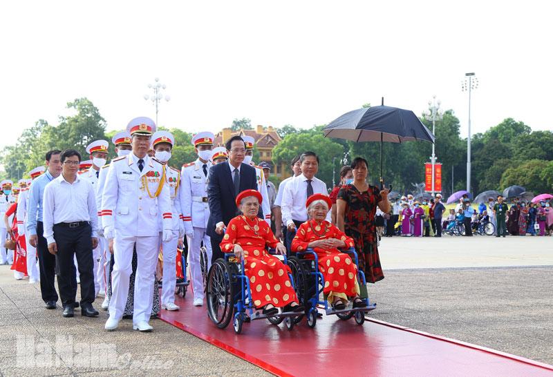 8 Bà mẹ Việt Nam anh hùng của Hà Nam vào lăng viếng Bác
