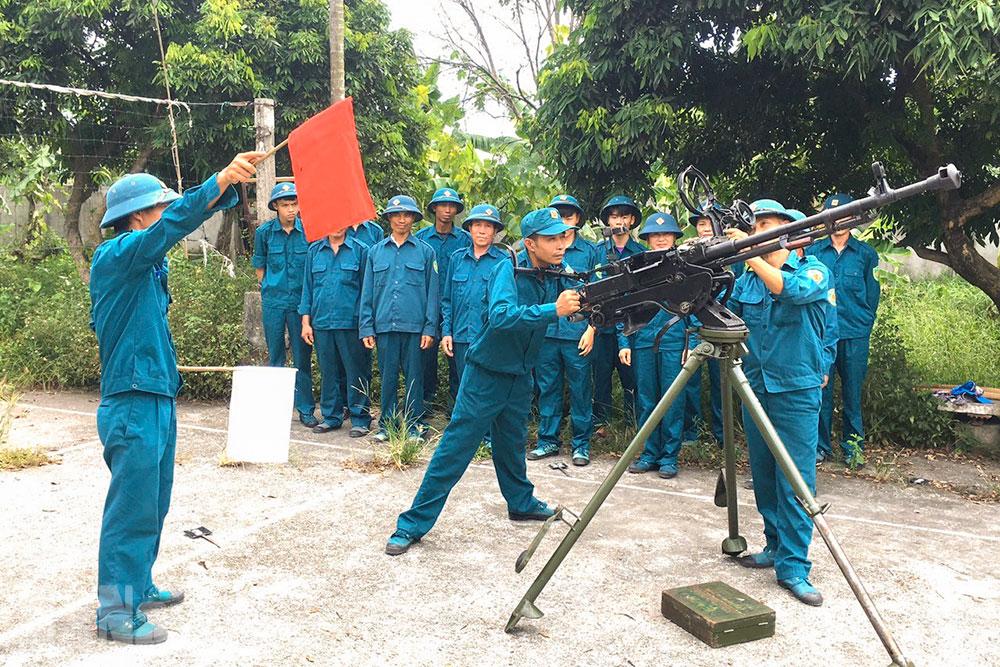 Ban CHQS thị xã Duy Tiên huấn luyện dân quân binh chủng