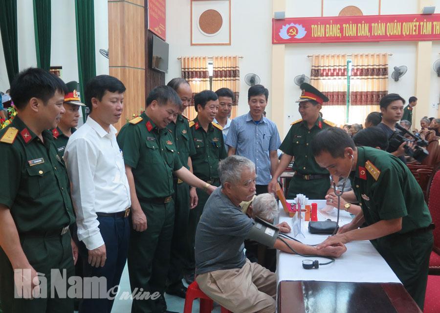 Bộ CHQS tỉnh phối hợp khám bệnh, cấp thuốc miễn phí tại xã Thụy Lôi