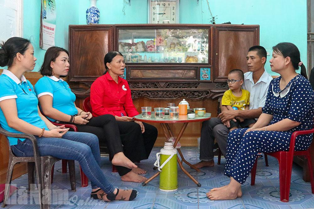 CLB Thiện nguyện Thanh Tâm trao tiền cho đối tượng mắc bệnh hiểm nghèo