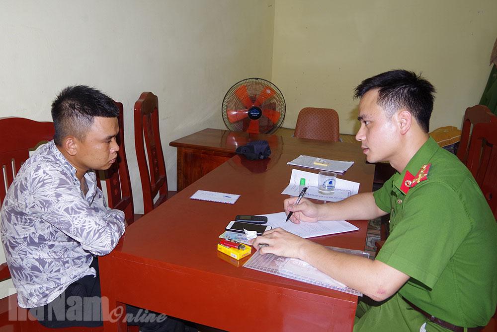 Công an thị trấn Ba Sao bắt quả tang đối tượng tàng trữ trái phép chất ma túy