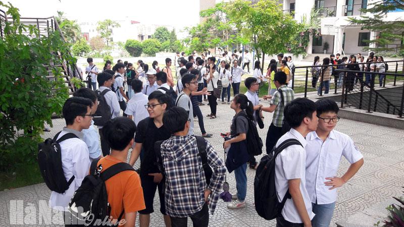 Gần 800 hồ sơ đăng ký thi vào lớp 10 trường THPT Chuyên Biên Hòa