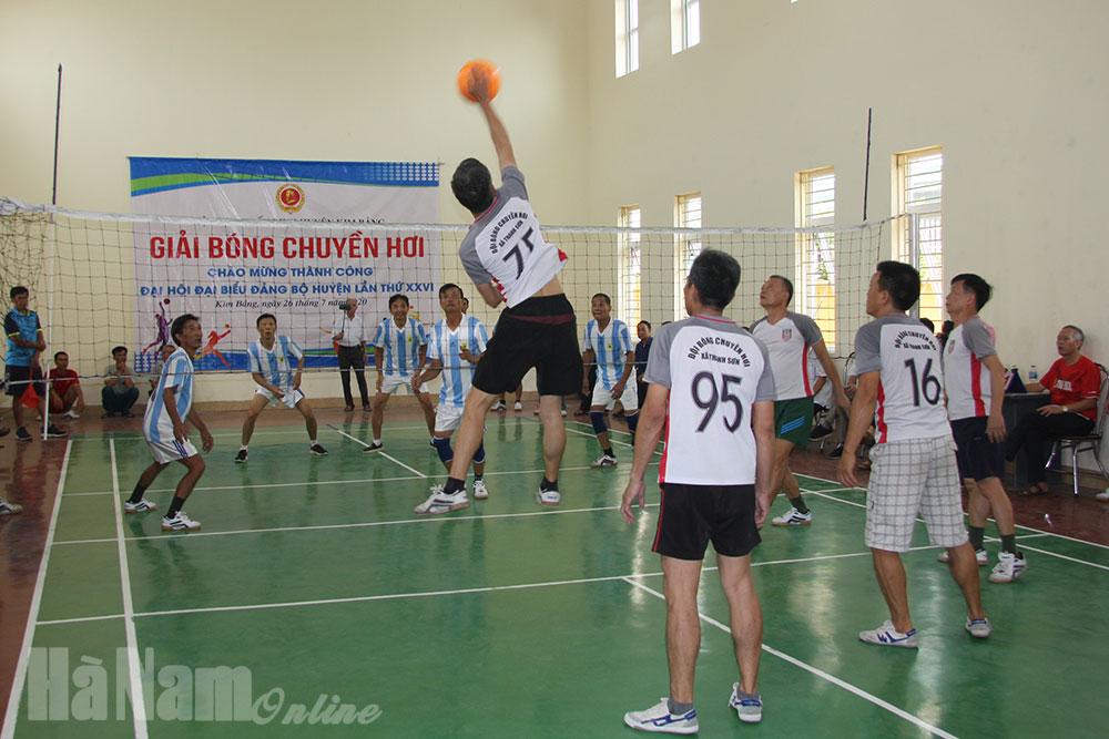 Hội CCB Kim Bảng tổ chức giải bóng chuyền hơi chào mừng thành công Đại hội Đảng bộ huyện
