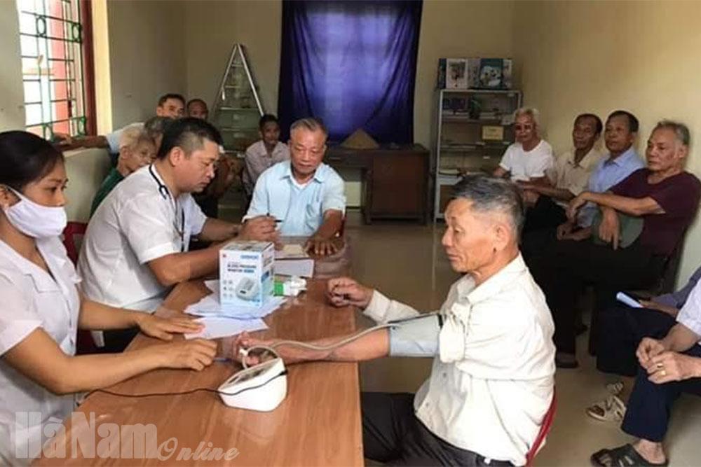Huyện đoàn Bình Lục dâng hương, thắp nến tri ân các anh hùng liệt sĩ