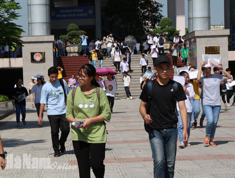 Kết thúc các môn thi chuyên, nhiều học sinh kêu đề khó