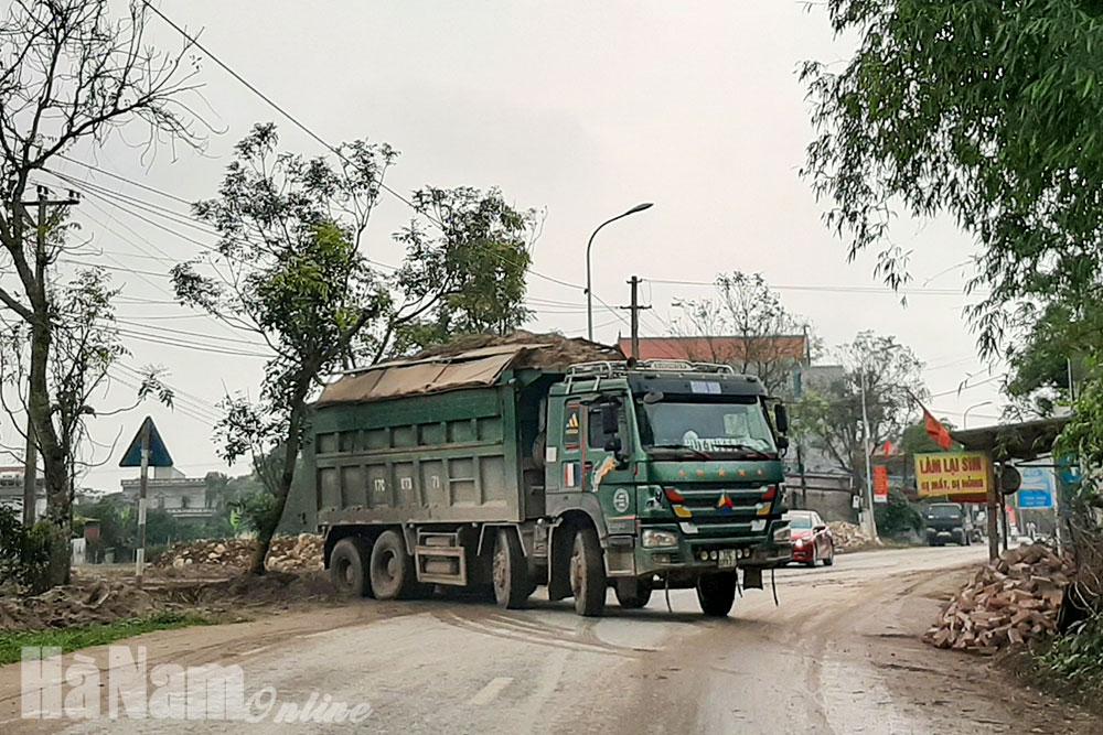 Kiên quyết xử lý xe quá tải lưu thông trên các tuyến đường