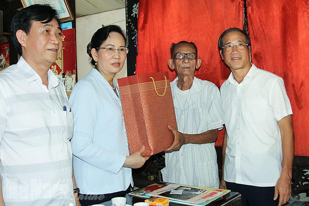 Lãnh đạo tỉnh thăm, tặng quà đối tượng chính sách nhân Kỷ niệm 73 năm ngày Thương binh, liệt sỹ