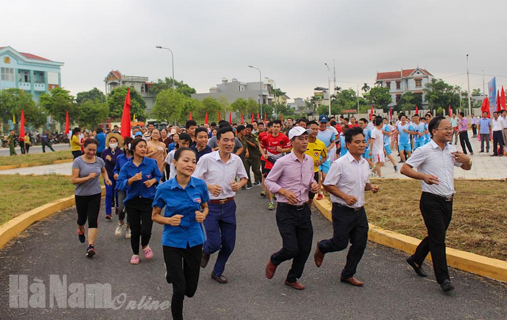Lễ phát động Ngày chạy Olympic và Giải bóng đá nam CCVC-NLĐ thành phố Phủ Lý năm 2020