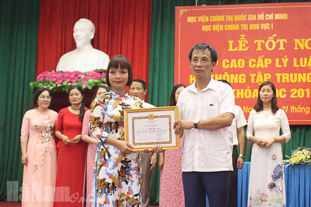 88 học viên được trao Bằng Cao cấp lý luận chính trị